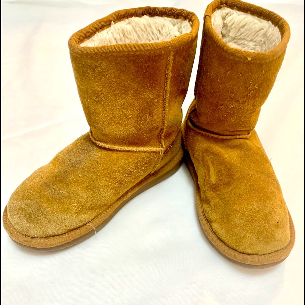Size 2 girls Kookaburra by Ugg boots